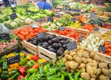 Rivoluzione a tavola: gli italiani spendono più per frutta e verdura che per carne.